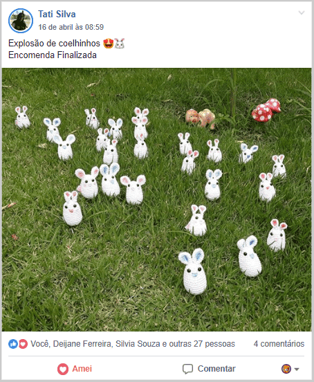 um jardim com vários amigurumi coelhos